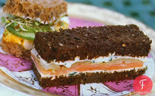 Sanduíches de salmão defumado e chá Endive