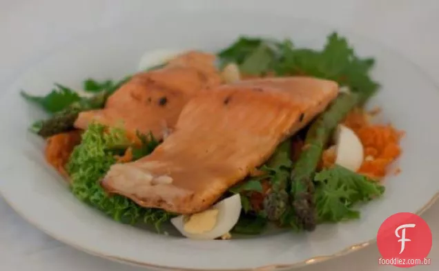 Salmão grelhado e salada de aspargos