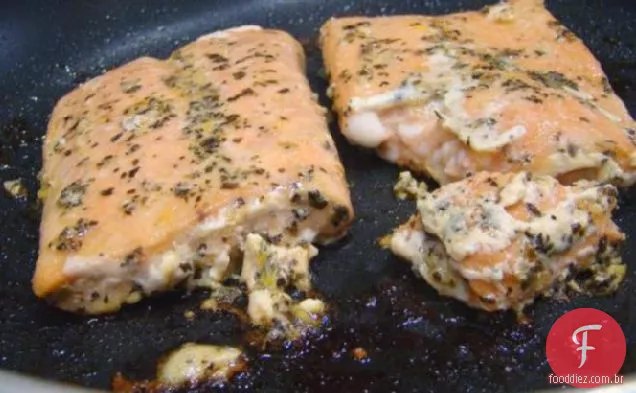 Molho de manjericão laranja sobre filetes de salmão