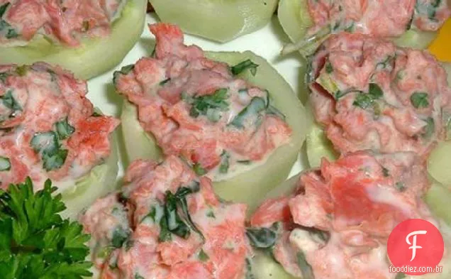 Salmão defumado em xícaras de pepino