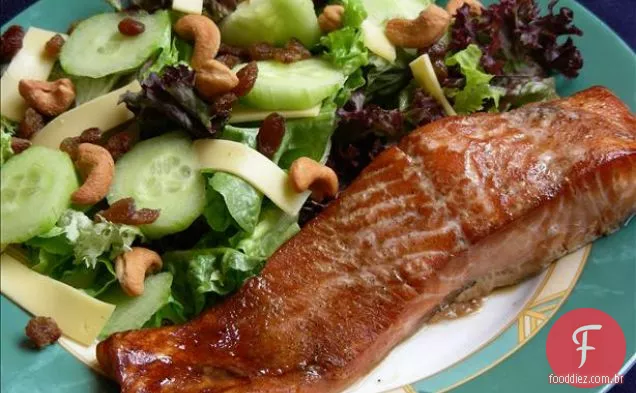 Bolos de salmão frescos com limão, gengibre e ervas