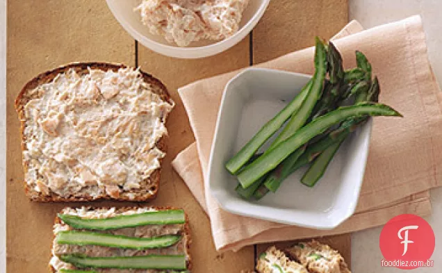 Sanduíches de chá com cream Cheese e aspargos