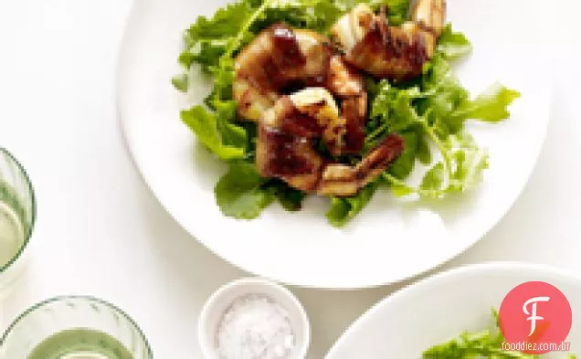 Salada de rúcula com camarão vitrificado com mel e embrulhado em Bacon