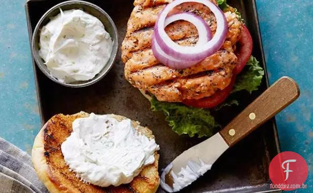 Tudo hambúrgueres de salmão com molho de Creme de leite e queijo cremoso de Cebolinha