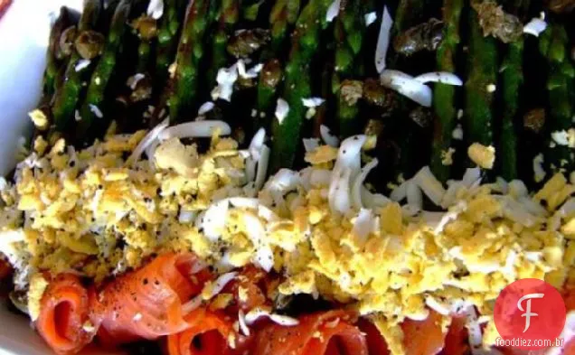 Salada fresca de aspargos e salmão