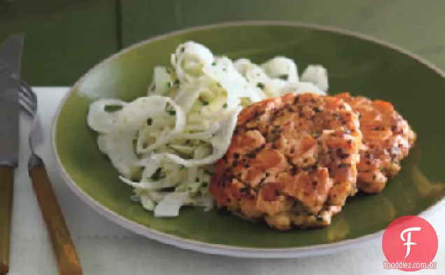 Bolos de salmão de verão com abobrinha Erva-Doce Slaw