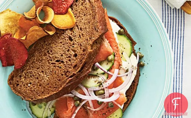 Sanduíche de salmão defumado em Pumpernickel