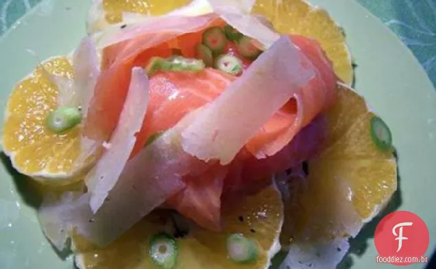 Erva-doce, salmão defumado e salada de laranja