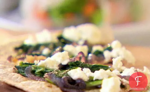 Rúcula, cebola caramelizada e pizza de queijo de cabra