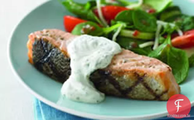 Salmão grelhado com molho de ervas