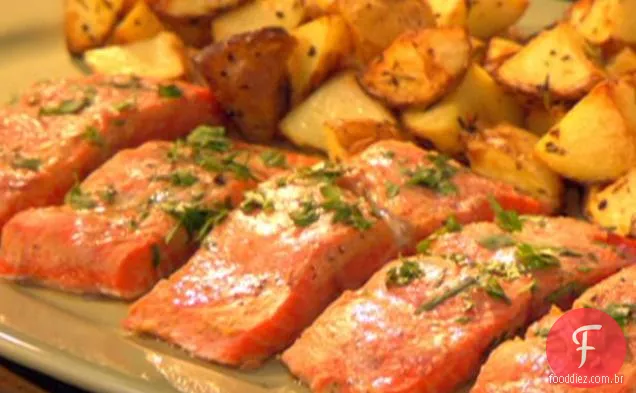 Salmão Miso assado com limão e coentro com Yukons assados com alecrim