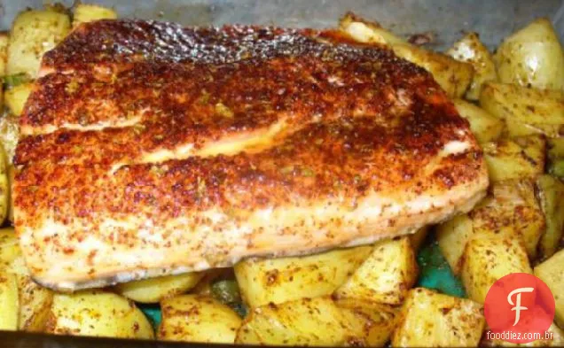 Salmão Com Crosta De Pimenta Com Batatas Assadas