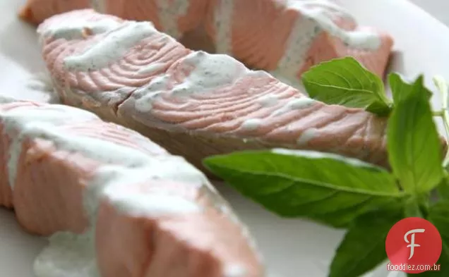 Gengibre salmão escalfado com creme de manjericão limão