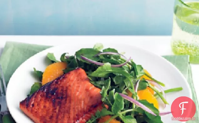 Salmão envidraçado de soja com salada de agrião