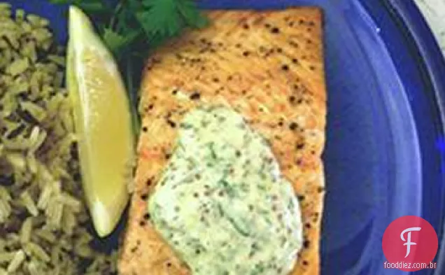 Filetes de salmão grelhado com molho de limão, estragão e alho