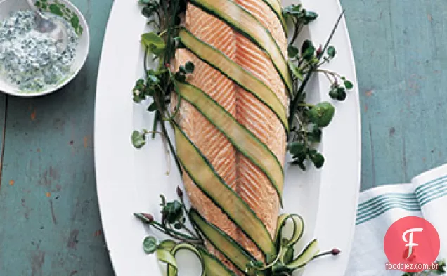 Salmão escalfado com pepino, agrião e molho de alcaparras