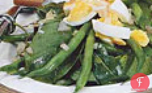 Rúcula e salada de feijão verde com molho de óleo de noz