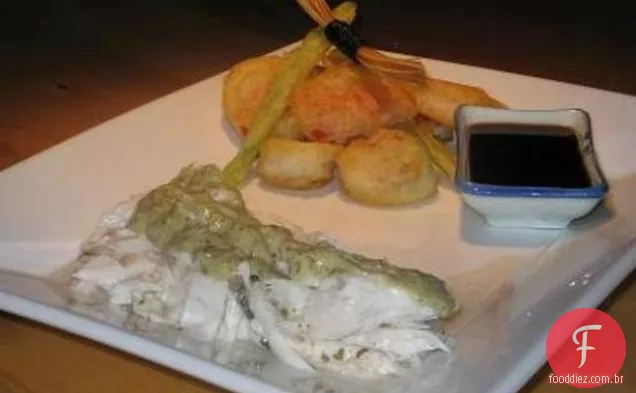 Peixe inteiro assado com molho de tahine e vegetais Tempura