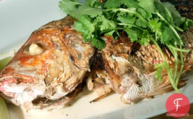 Pargo inteiro com especiarias balinesas