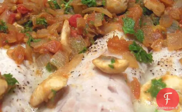 Poleiro ou filé de Pargo com tomate e cebola
