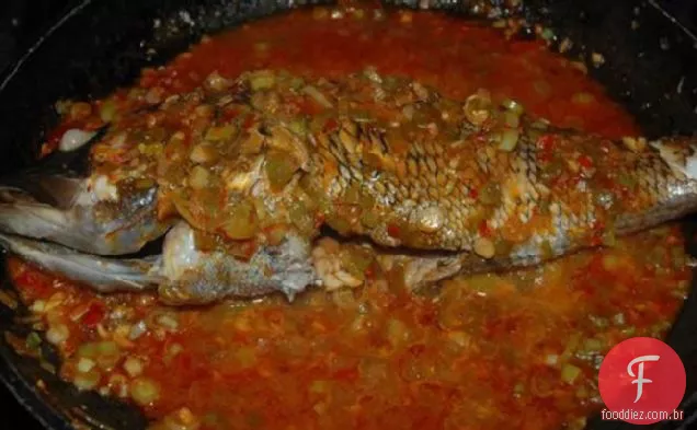 Pargo vermelho inteiro em molho quente Szechuan