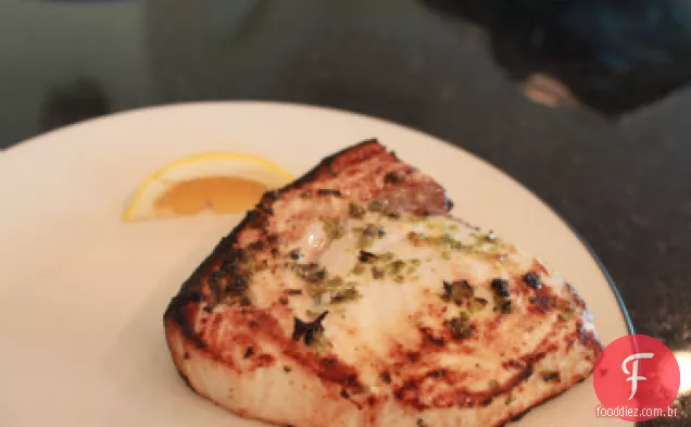 Bifes de espadarte com molho de limão e salsa