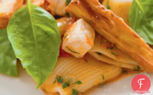 Rigatoni de Marc Vetri com espadarte, tomate e batatas fritas de berinjela