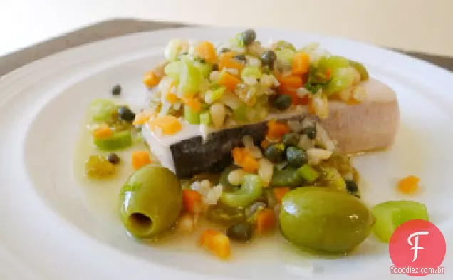 A arte de comer espadarte com azeitonas, aipo, alho, vinagre e hortelã