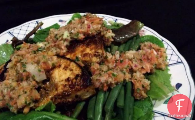 Espadarte Chargrilled na salada quente do milho do abacate