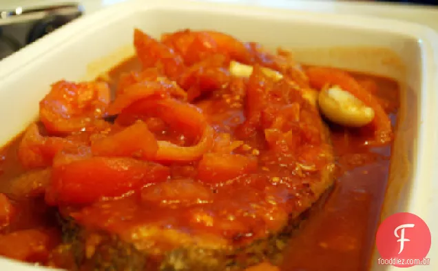 Refogado de peixe com tomates picantes e azeitonas