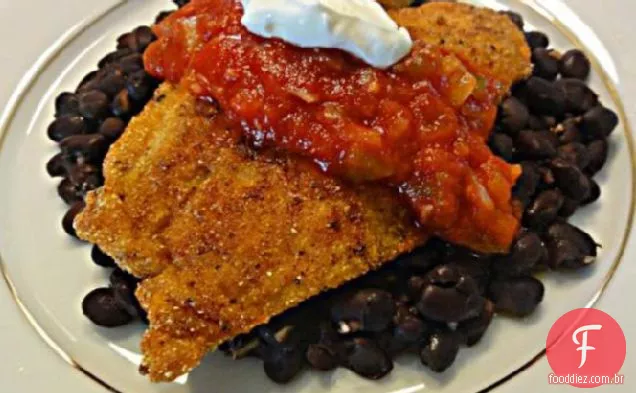 Farinha de milho-tilápia com crosta com feijão preto e Salsa