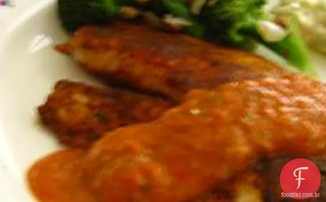 Tilápia frita com molho de pimenta vermelha Tomatillo