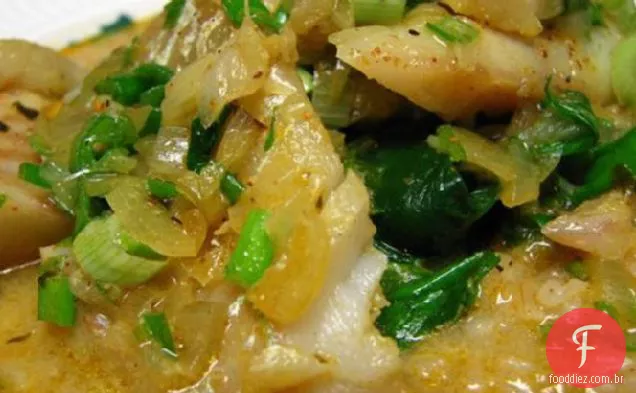 Tilápia De Estilo Tailandês Com Caldo De Caril De Coco
