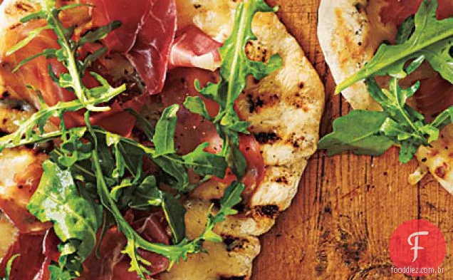 Pizza grelhada com Prosciutto, rúcula e limão