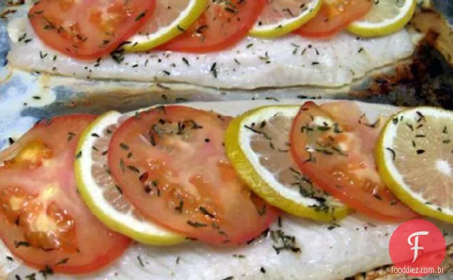Peixe assado elegante com tomate e limão