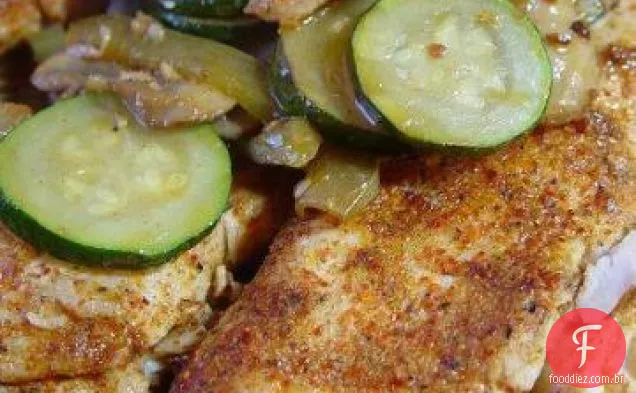 Tilápia picante com cogumelos e abobrinha