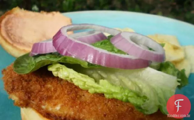Sanduíche crocante de peixe ou frango com maionese picante