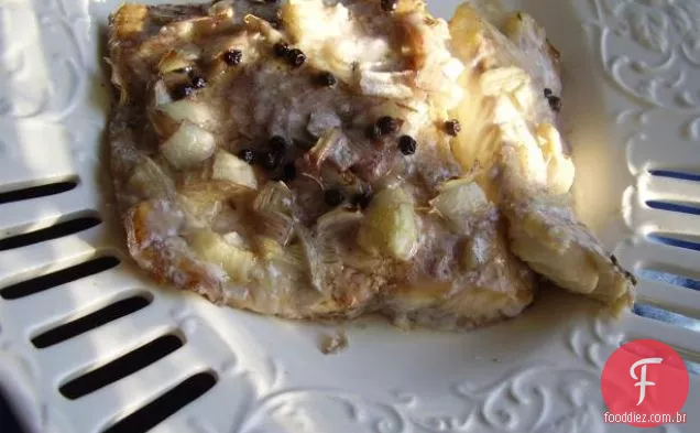 Truta fresca apanhada com batatas fritas e cebola