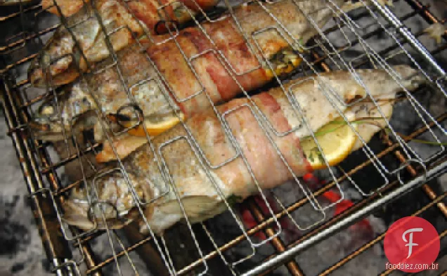 Truta fogueira com ervas e receita de Bacon