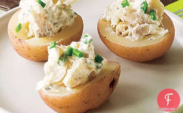 Canapés de batata recheados com creme de leite e truta defumada