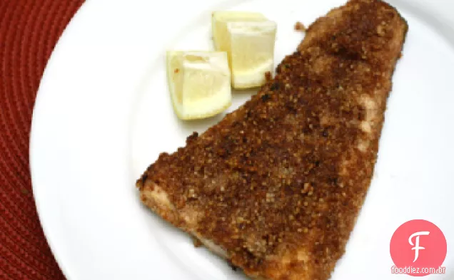 Truta arco-íris com pimenta vermelha e nozes