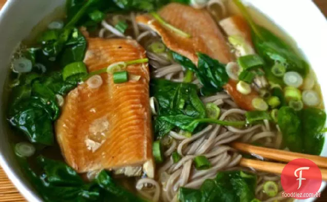 Jantar esta noite: sopa de macarrão Soba com espinafre e truta defumada