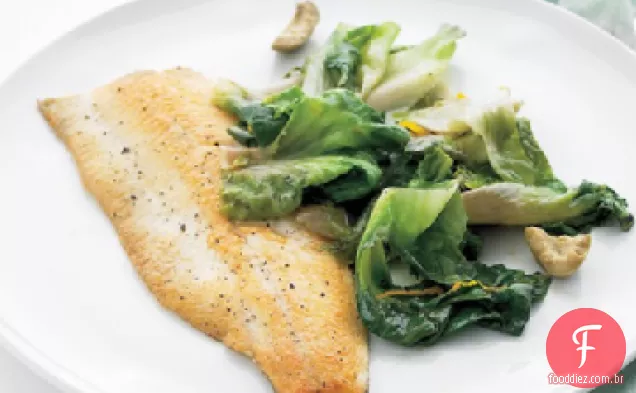 Truta com escarola, laranja e azeitonas