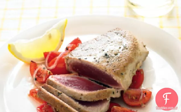 Bifes de atum com tomate limão e cebola