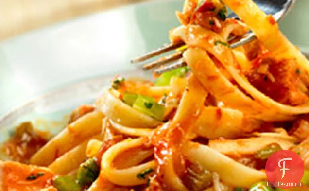 Molho picante de atum e tomate com Fettuccine
