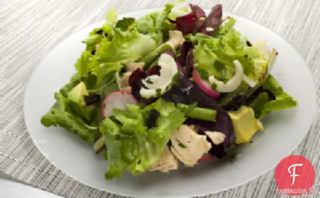 Receita de salada de atum, azeitona, abacate e feijão verde