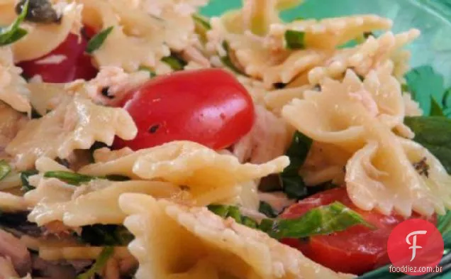 Farfalle com atum em um molho de Limão De Manjericão