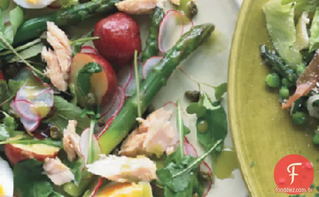 Atum, aspargos e salada de batata nova com vinagrete de Cebolinha e alcaparras fritas