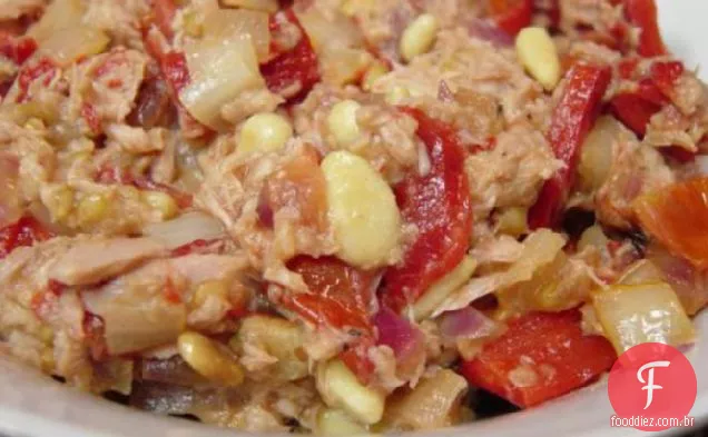 Atum com pimentos assados e pinhões