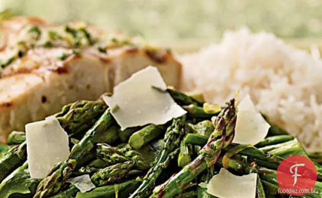Espargos grelhados e salada de rúcula com molho de trufas de limão